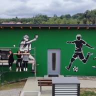 Sportlich, sportlich… P-Seminar Kunst sprayt Graffitis für den SV Aicha