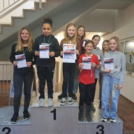 Bronzemedaille für die Mädchen Schulmannschaft Schwimmen beim Bezirksfinale