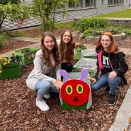 P-Seminar Biologie: Gartenprojekt „Raupe Nimmersatt“ an der Grundschule Ortenburg